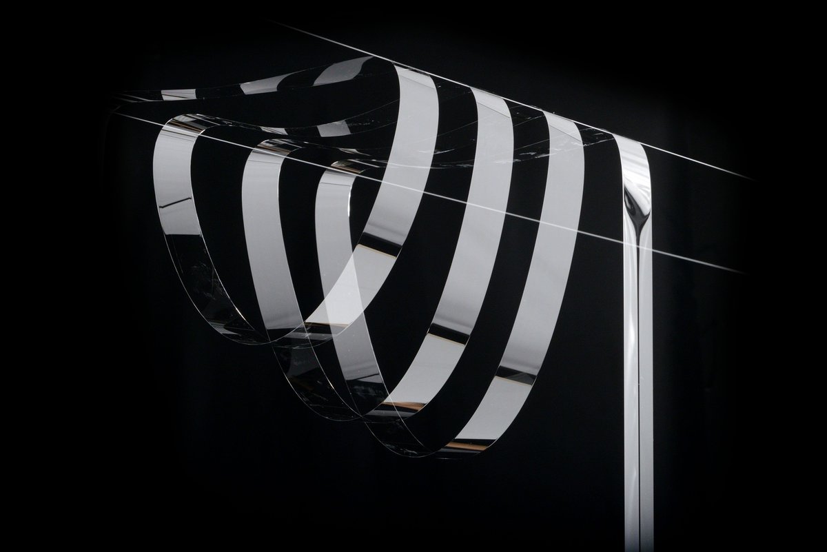 Glass ribbon which is resistant to bending and twisting