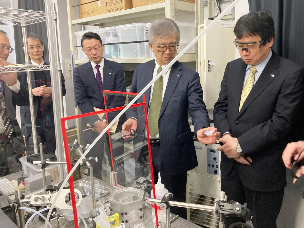 Visit to the Basic Science of Glass Chair at the Graduate School of Engineering, Kyoto University Chairman of the Board Motoharu Matsumoto (center) and President Akira Kishimoto (right)