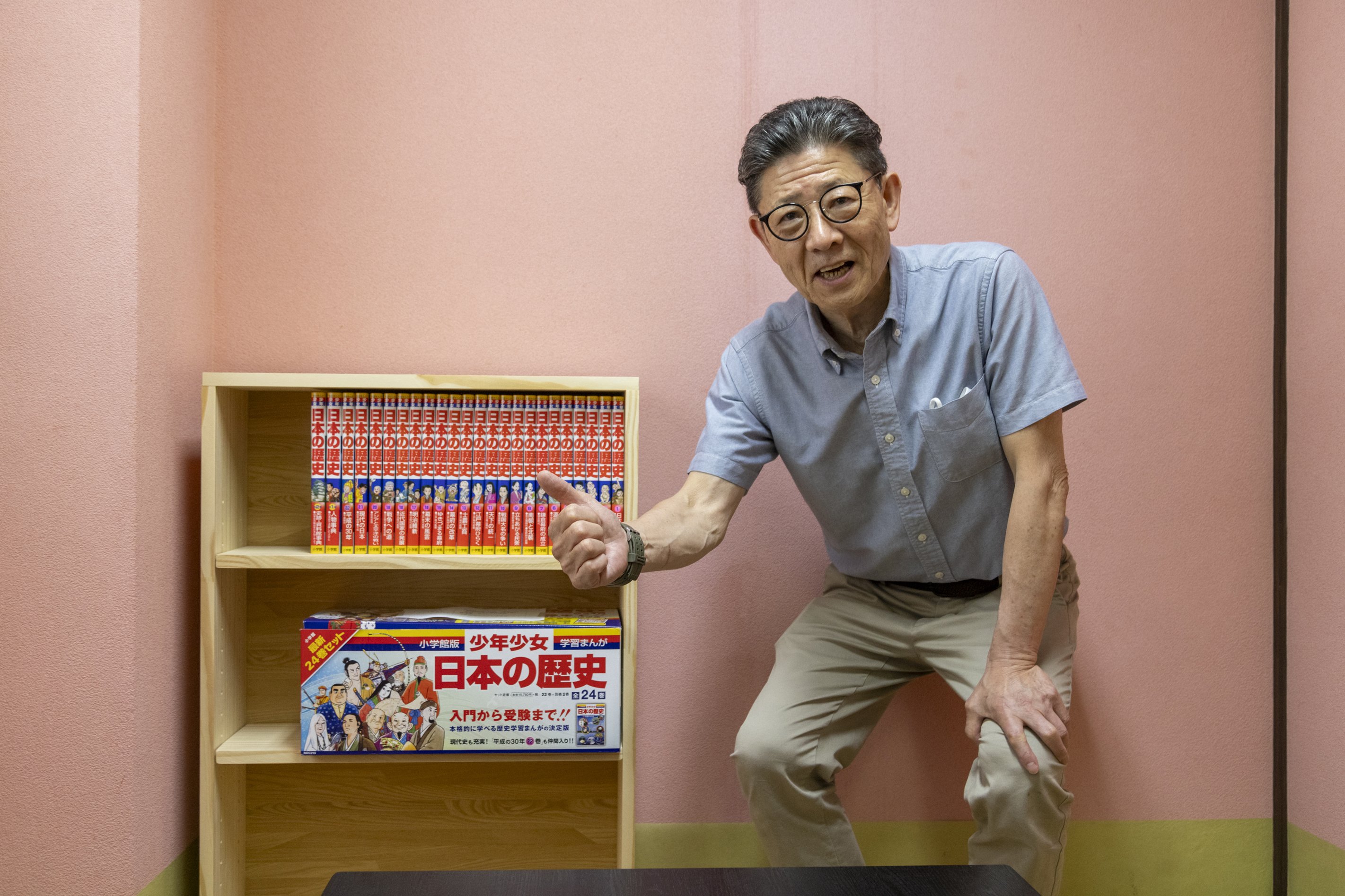 The complete set of Japanese history books with Mr. Kikukawa