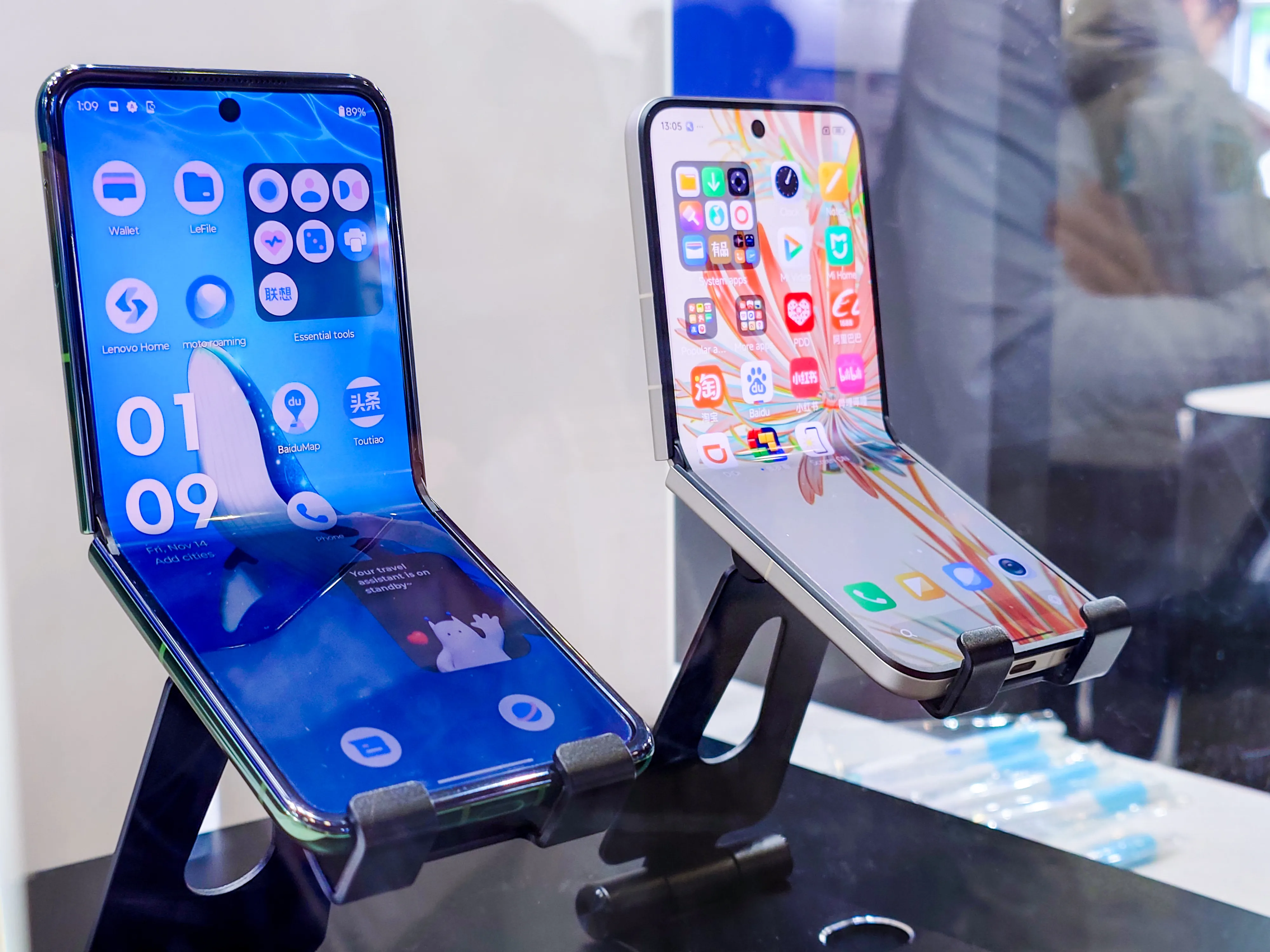 Dinorex UTG®を用いた折りたたみスマホ