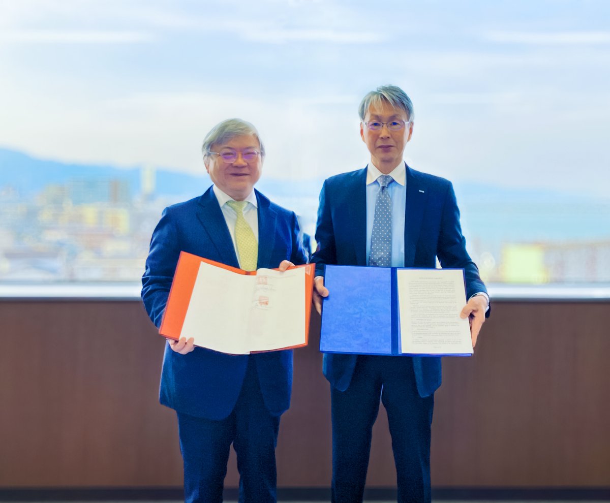 Left: Mr. David Chou, Founder and Chairman of GAIT　Right: Mr. Mamoru Morii, Director and Senior Vice President of NEG