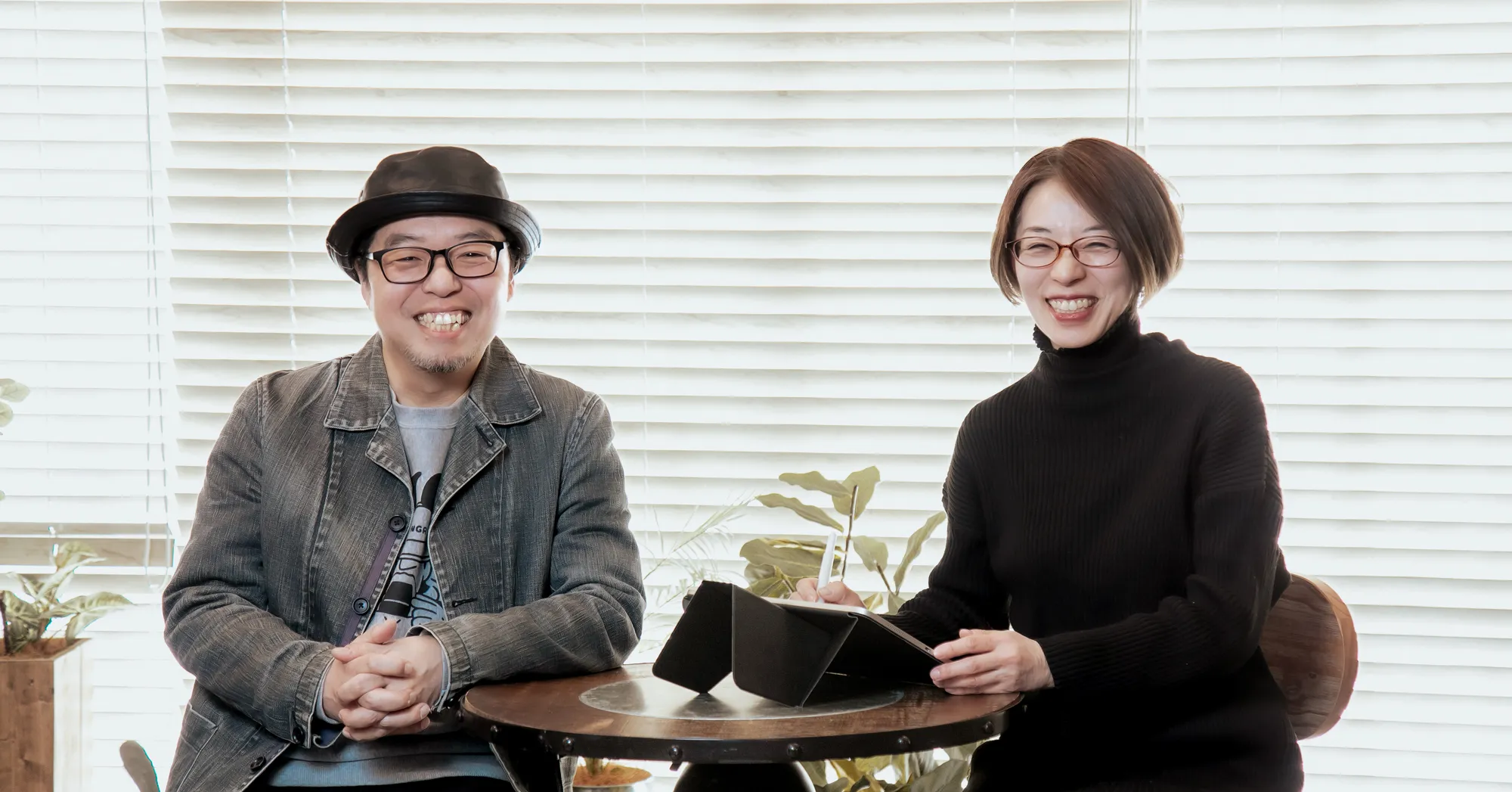 マンガ家ユニット『うめ』の、小沢高広さん（左）と、妹尾朝子さん（右）