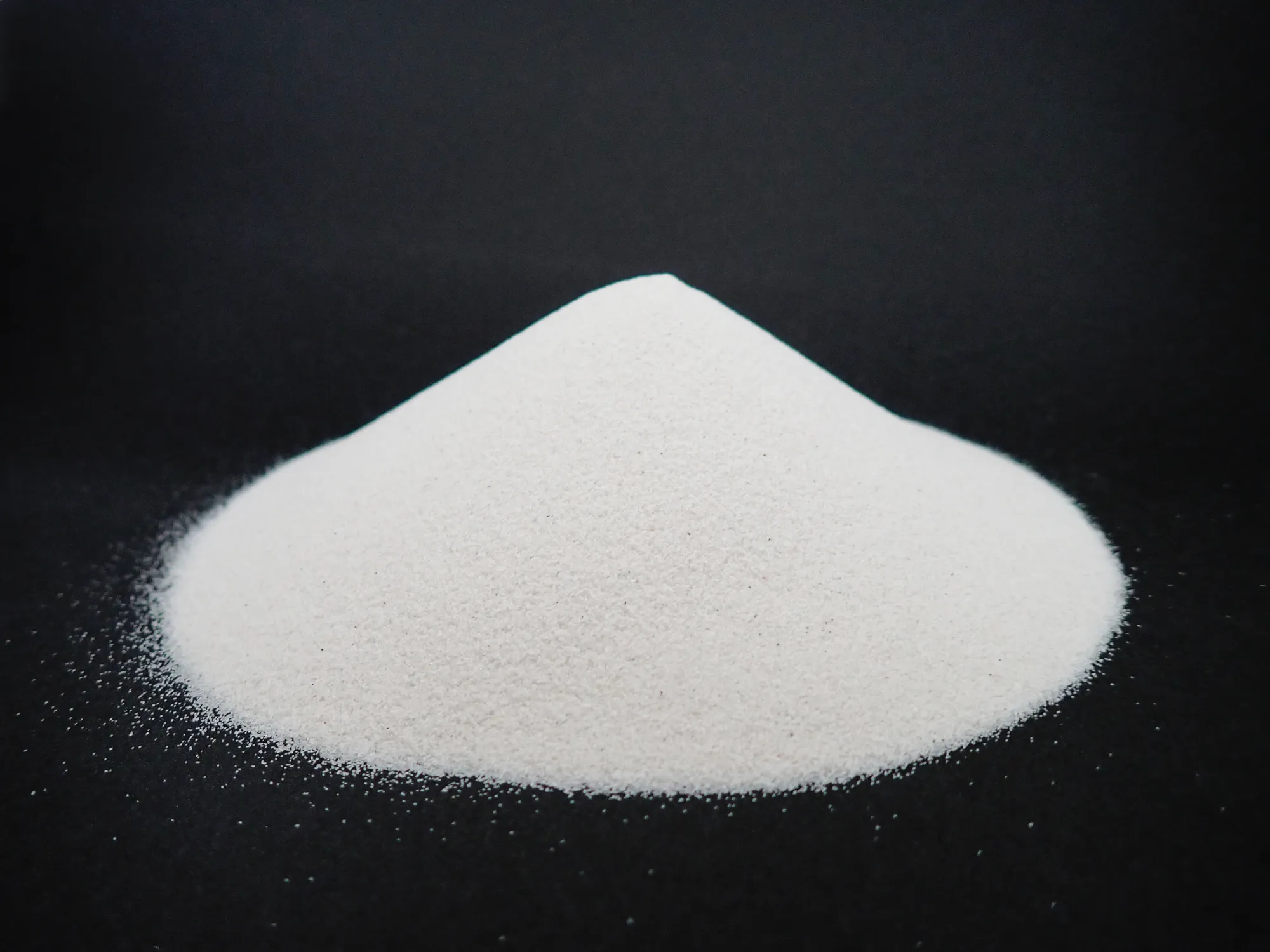 ガラスの原材料の1つである珪砂（SiO₂）