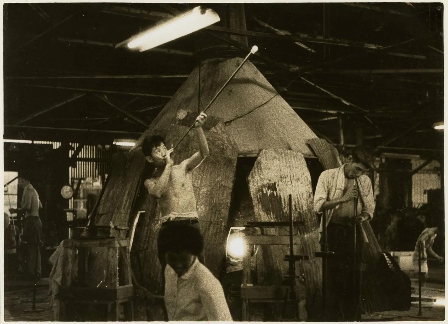 真空管を製造している様子