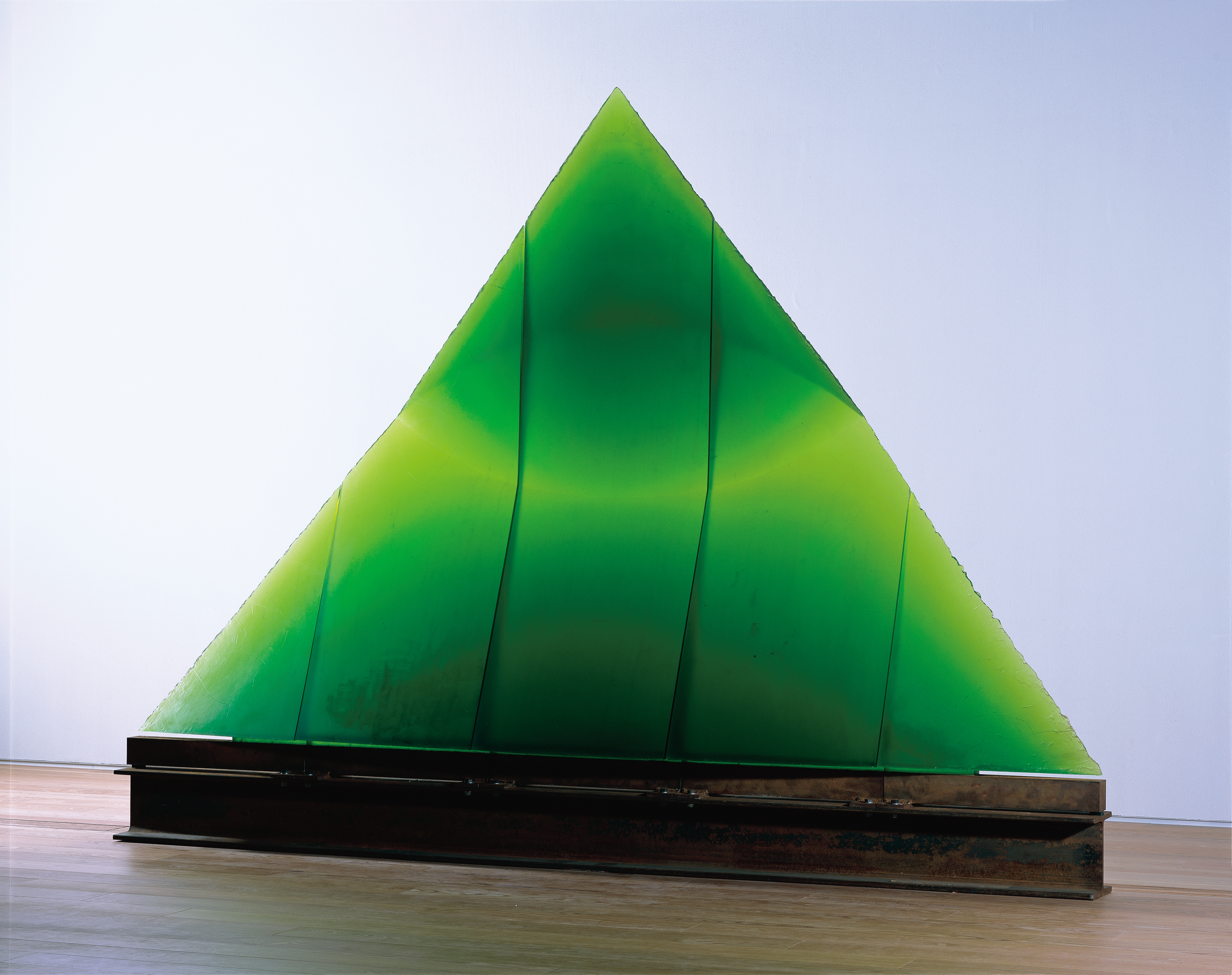 Green Eye of the Pyramid by Stanislav LIBENSKÝ & Jaroslava BRYCHTOVÁ 1993–1995, photo: Taku Saiki, in the collection of the Toyama Glass Art Museum