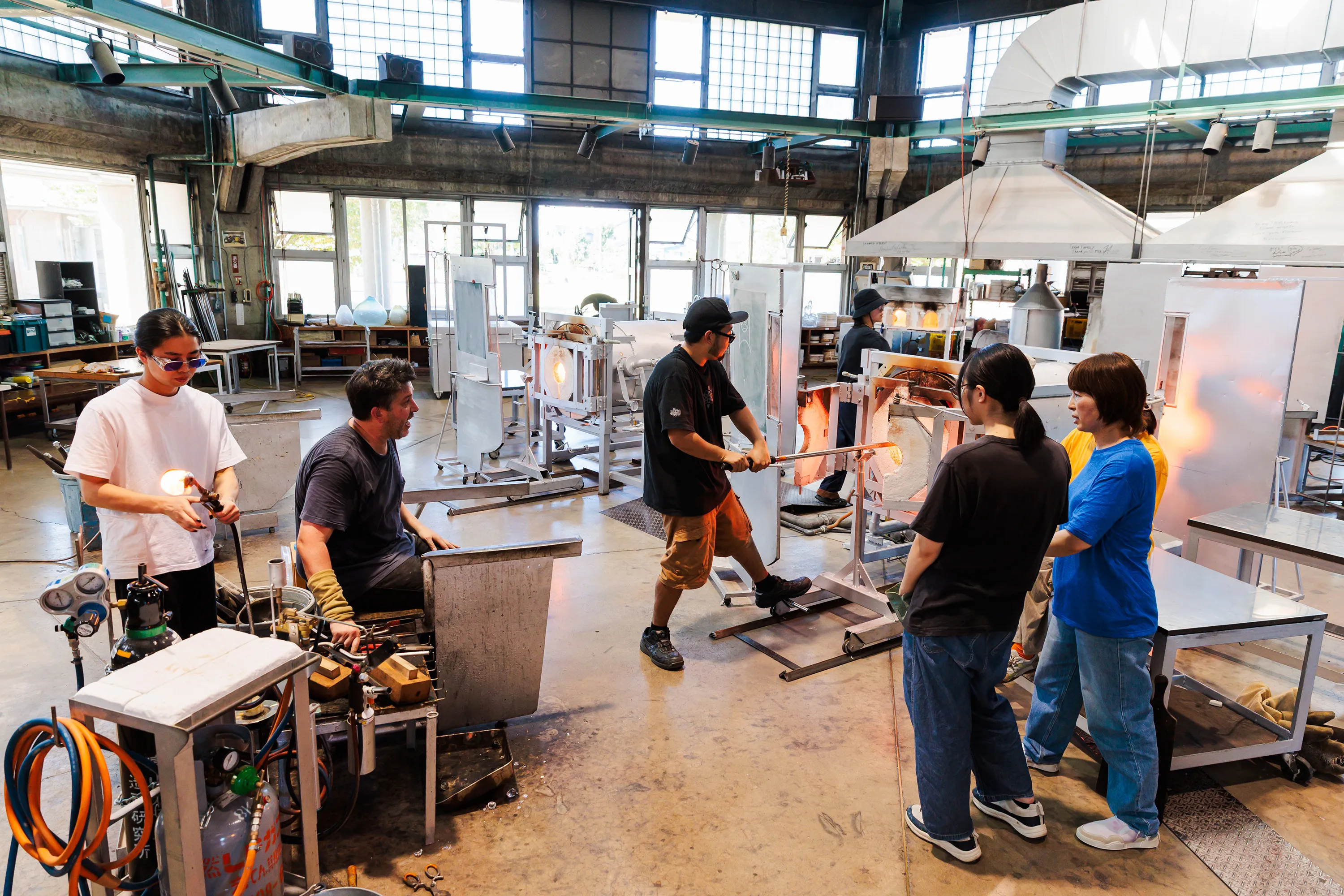 富山ガラス造形研究所の学生のようす